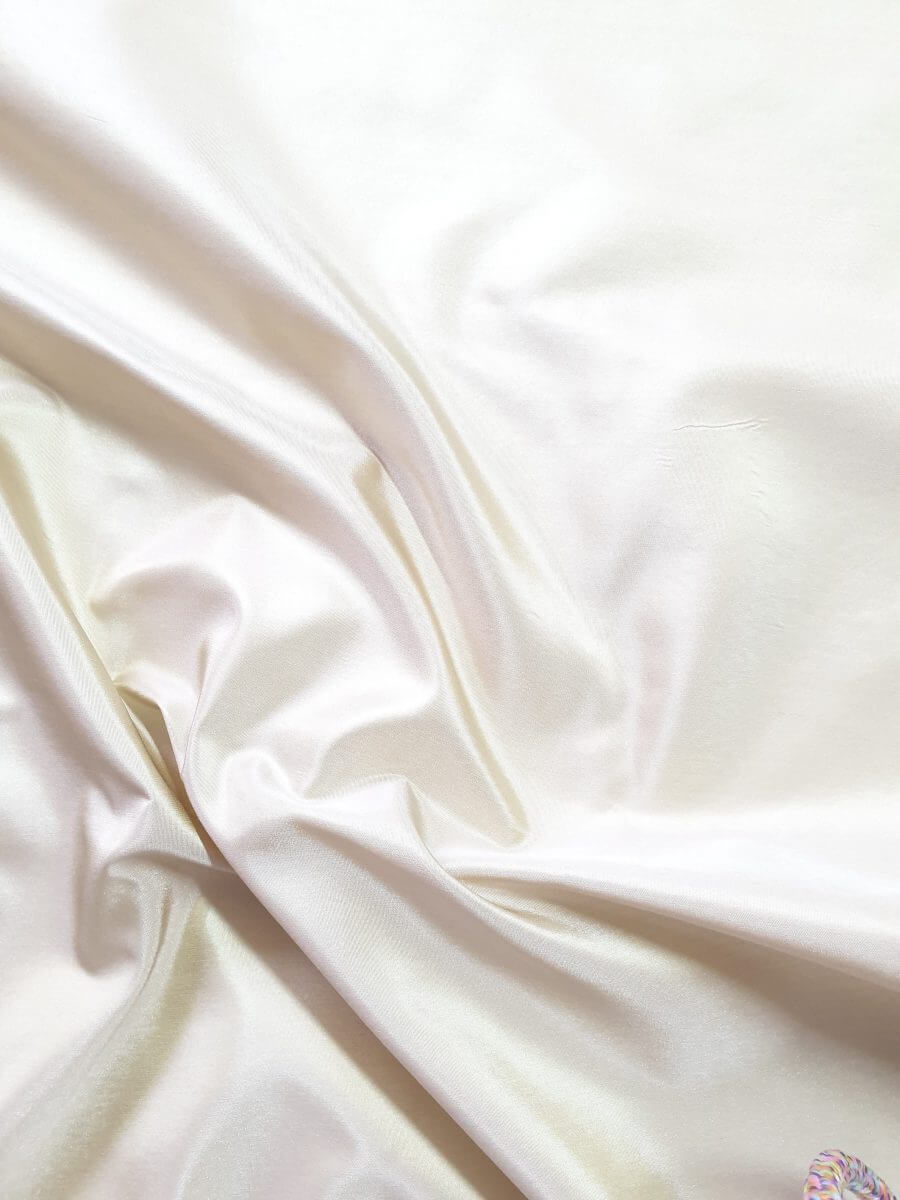 Original Schürzenstoff der Klosterneuburger Tracht aus unifarbener goldgelber Seide