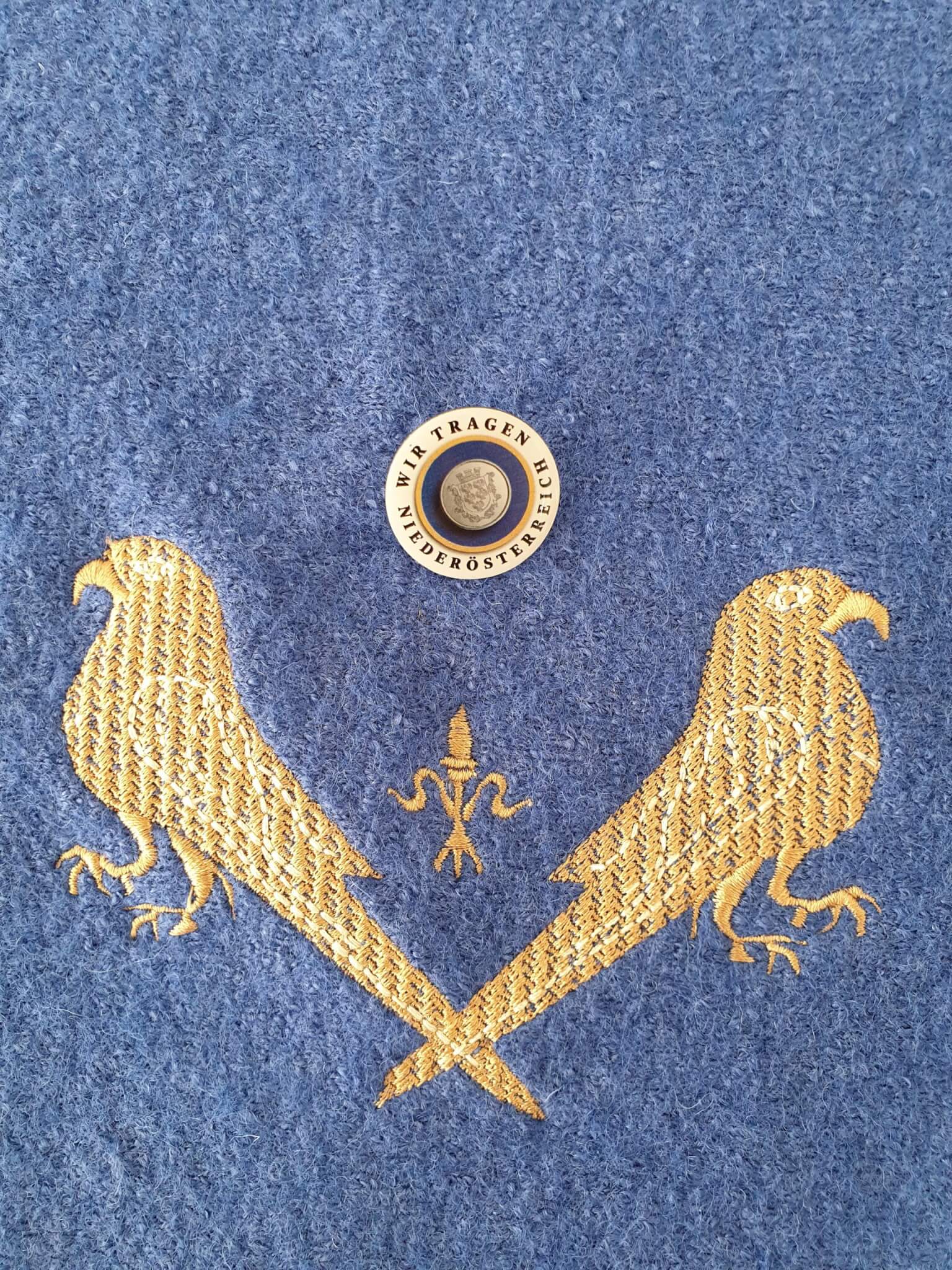 Schultertuch in blau mit dem Papageienmotiv Größe L