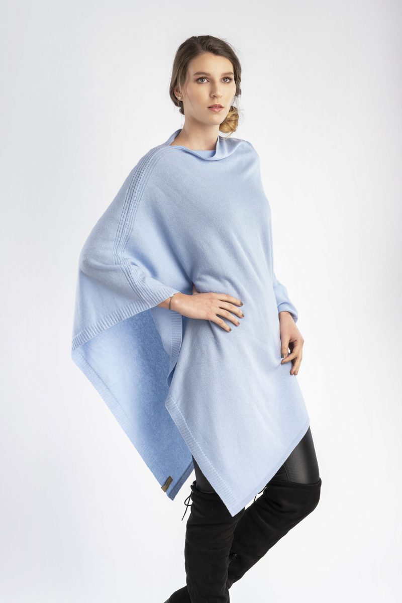 Wunderschöner kuscheliger warmer Poncho aus 100% Cashmere in hellblau