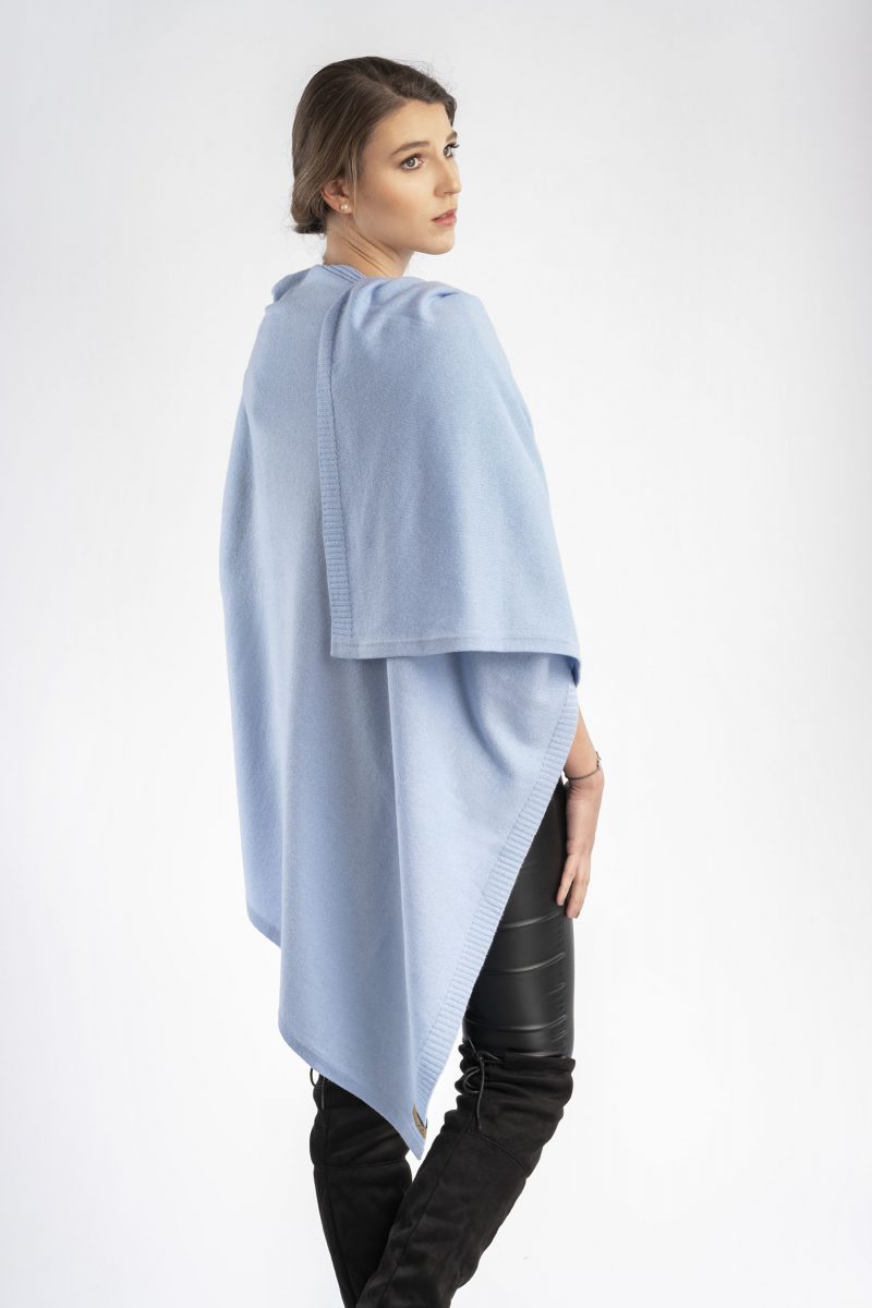 Wunderschöner kuscheliger warmer Poncho aus 100% Cashmere in hellblau