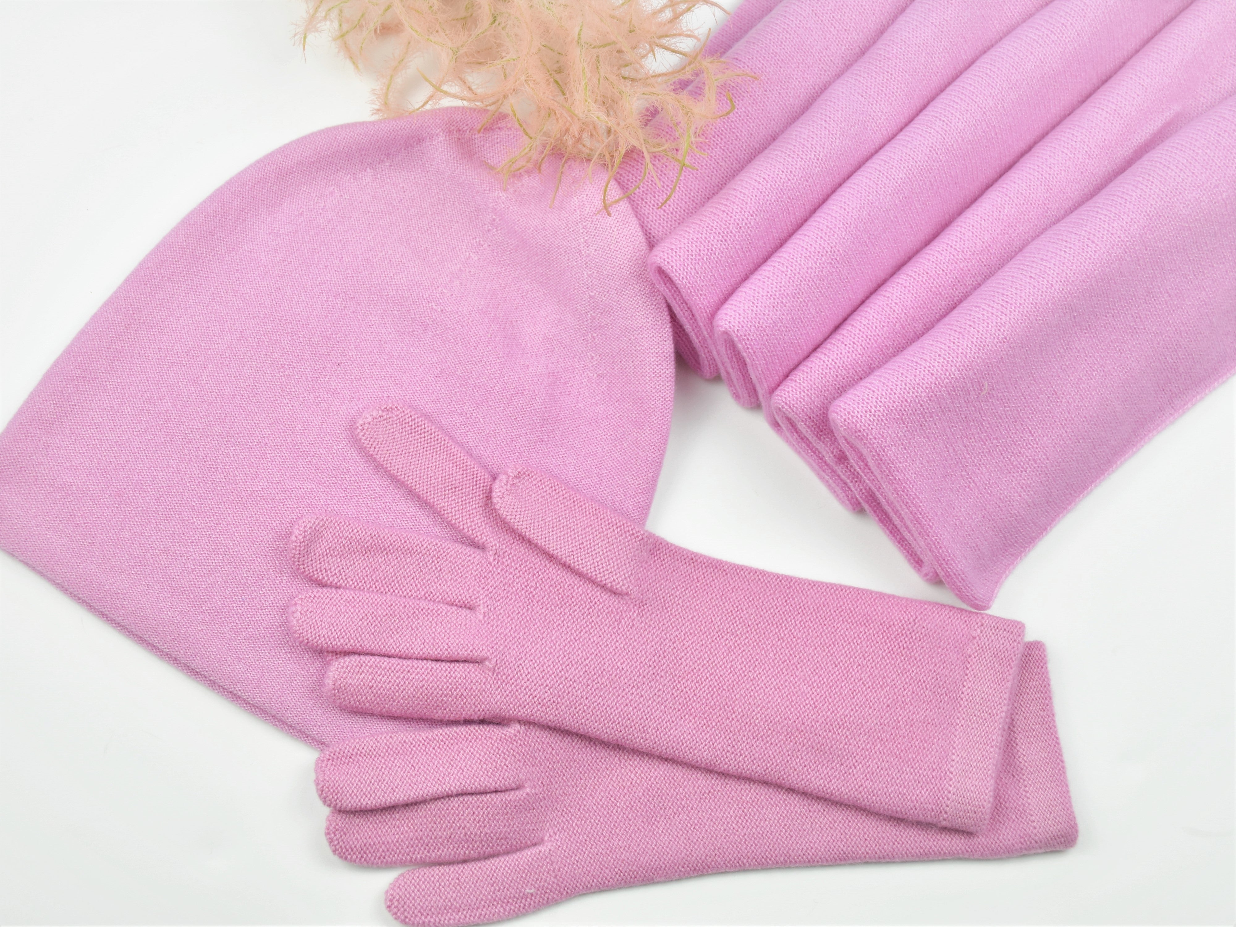 Dieses herrliche 3-teilige Set in der Farbe Rosie besteht aus - Schal - Haube - Handschuhen Optional kann ein passendes Stirnband bestellt werden. Material: 100% Cashmere, hoher Tragekomfort, wunderbar leicht und anschmiegsam Verarbeitung: Locker Gestrickt, die Abschlusskanten des Schals und der Handschuhe sind gestrickt und rollen sich dadurch nicht ein. Sowohl Haube, als auch Stirnband sind mit 2 Lagen verarbeitet. Wunderbar warm und kuschelig. Erhältlich bei der Dirndlmacherei Austria.