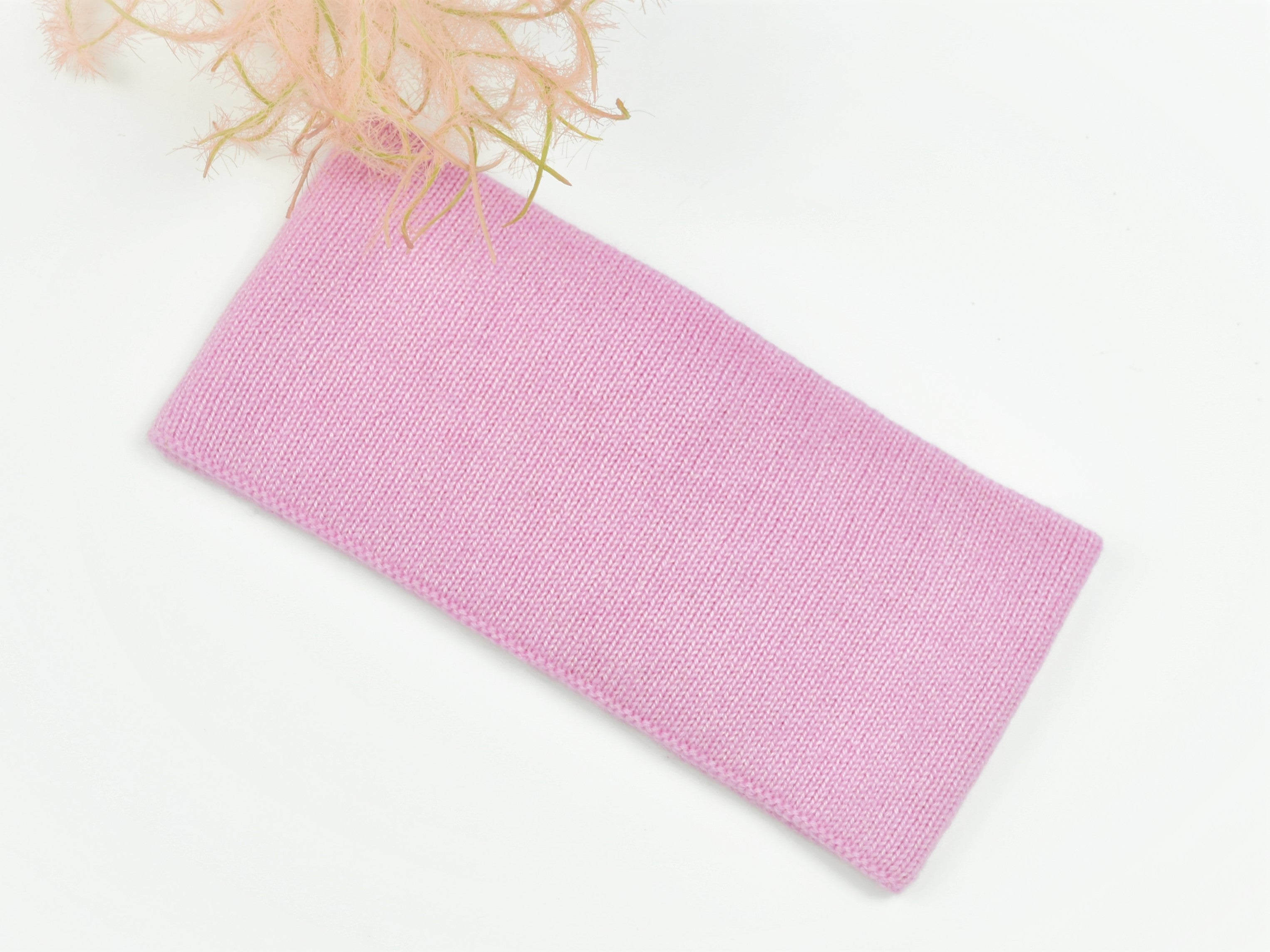 Dieses herrliche 3-teilige Set in der Farbe Rosie besteht aus - Schal - Haube - Handschuhen Optional kann ein passendes Stirnband bestellt werden. Material: 100% Cashmere, hoher Tragekomfort, wunderbar leicht und anschmiegsam Verarbeitung: Locker Gestrickt, die Abschlusskanten des Schals und der Handschuhe sind gestrickt und rollen sich dadurch nicht ein. Sowohl Haube, als auch Stirnband sind mit 2 Lagen verarbeitet. Wunderbar warm und kuschelig. Erhältlich bei der Dirndlmacherei Austria.