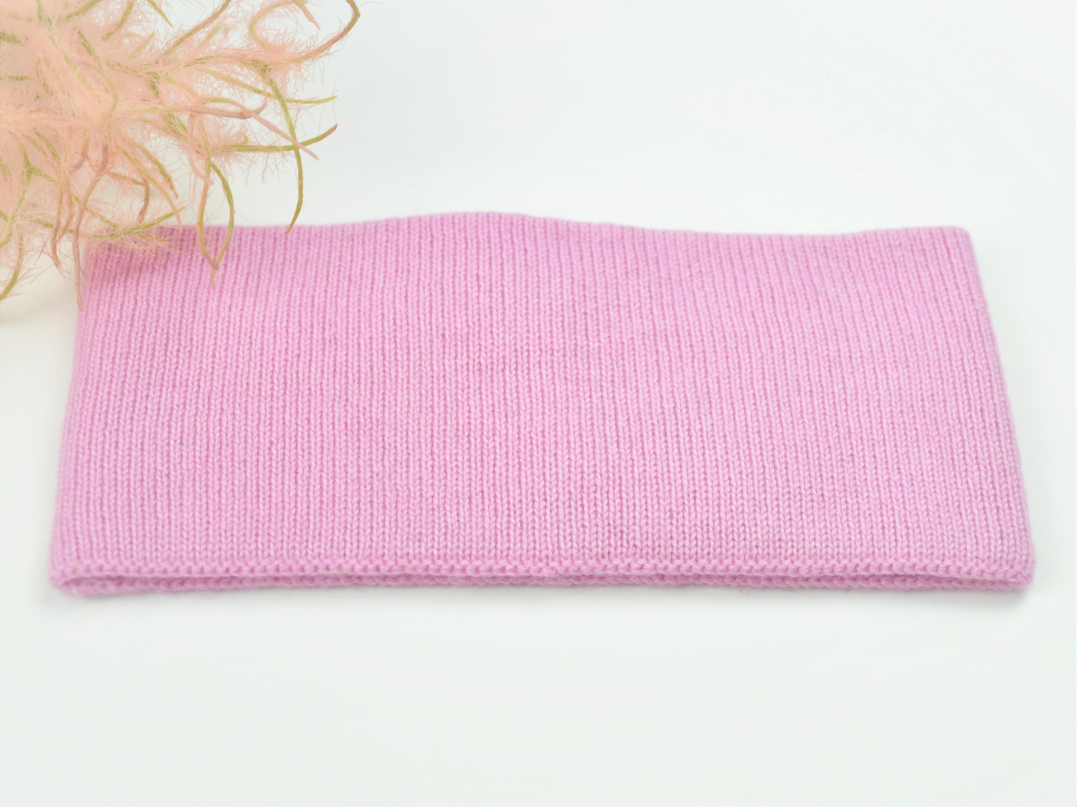Dieses herrliche 3-teilige Set in der Farbe Rosie besteht aus - Schal - Haube - Handschuhen Optional kann ein passendes Stirnband bestellt werden. Material: 100% Cashmere, hoher Tragekomfort, wunderbar leicht und anschmiegsam Verarbeitung: Locker Gestrickt, die Abschlusskanten des Schals und der Handschuhe sind gestrickt und rollen sich dadurch nicht ein. Sowohl Haube, als auch Stirnband sind mit 2 Lagen verarbeitet. Wunderbar warm und kuschelig. Erhältlich bei der Dirndlmacherei Austria.