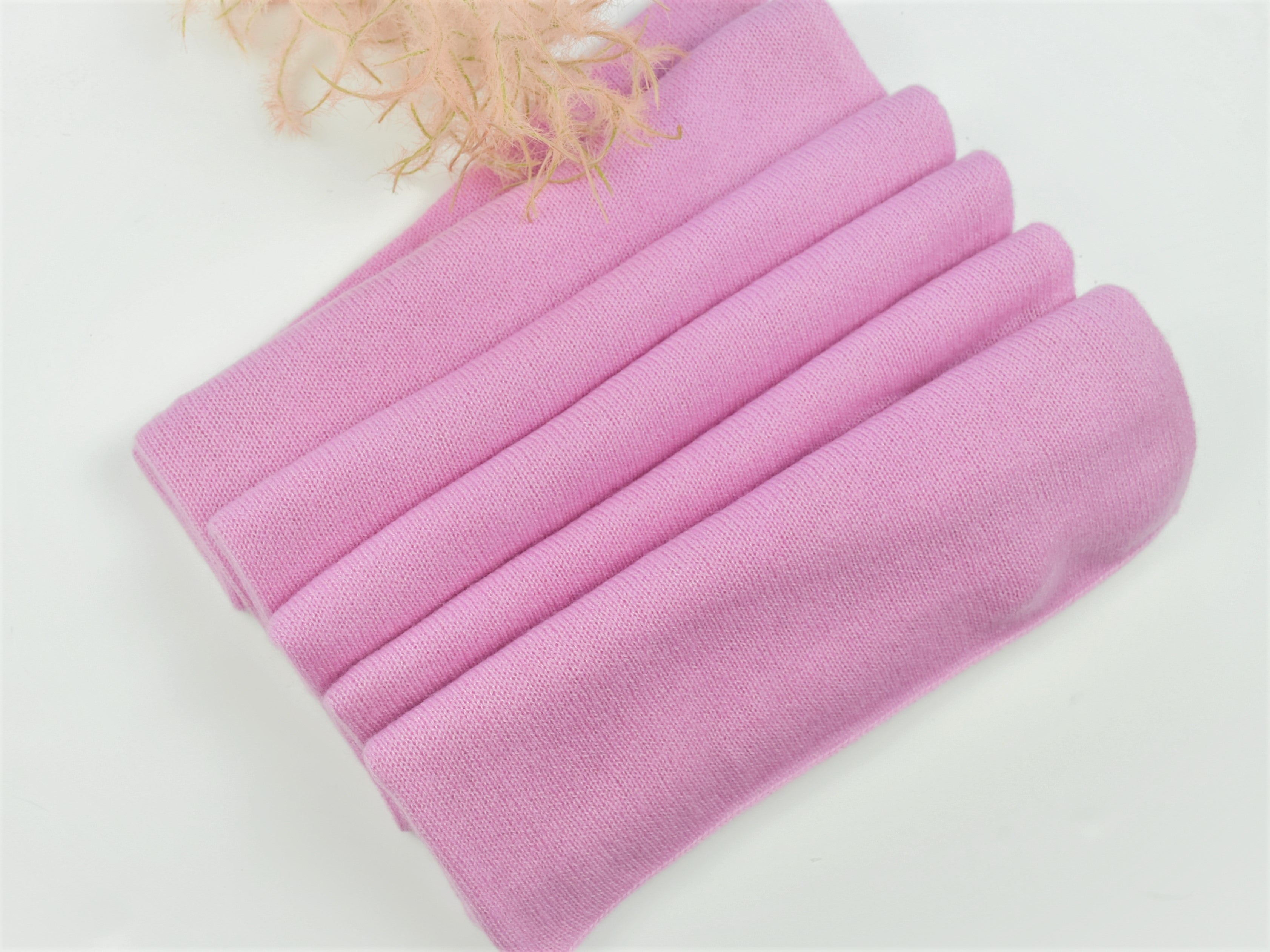 Dieses herrliche 3-teilige Set in der Farbe Rosie besteht aus - Schal - Haube - Handschuhen Optional kann ein passendes Stirnband bestellt werden. Material: 100% Cashmere, hoher Tragekomfort, wunderbar leicht und anschmiegsam Verarbeitung: Locker Gestrickt, die Abschlusskanten des Schals und der Handschuhe sind gestrickt und rollen sich dadurch nicht ein. Sowohl Haube, als auch Stirnband sind mit 2 Lagen verarbeitet. Wunderbar warm und kuschelig. Erhältlich bei der Dirndlmacherei Austria.
