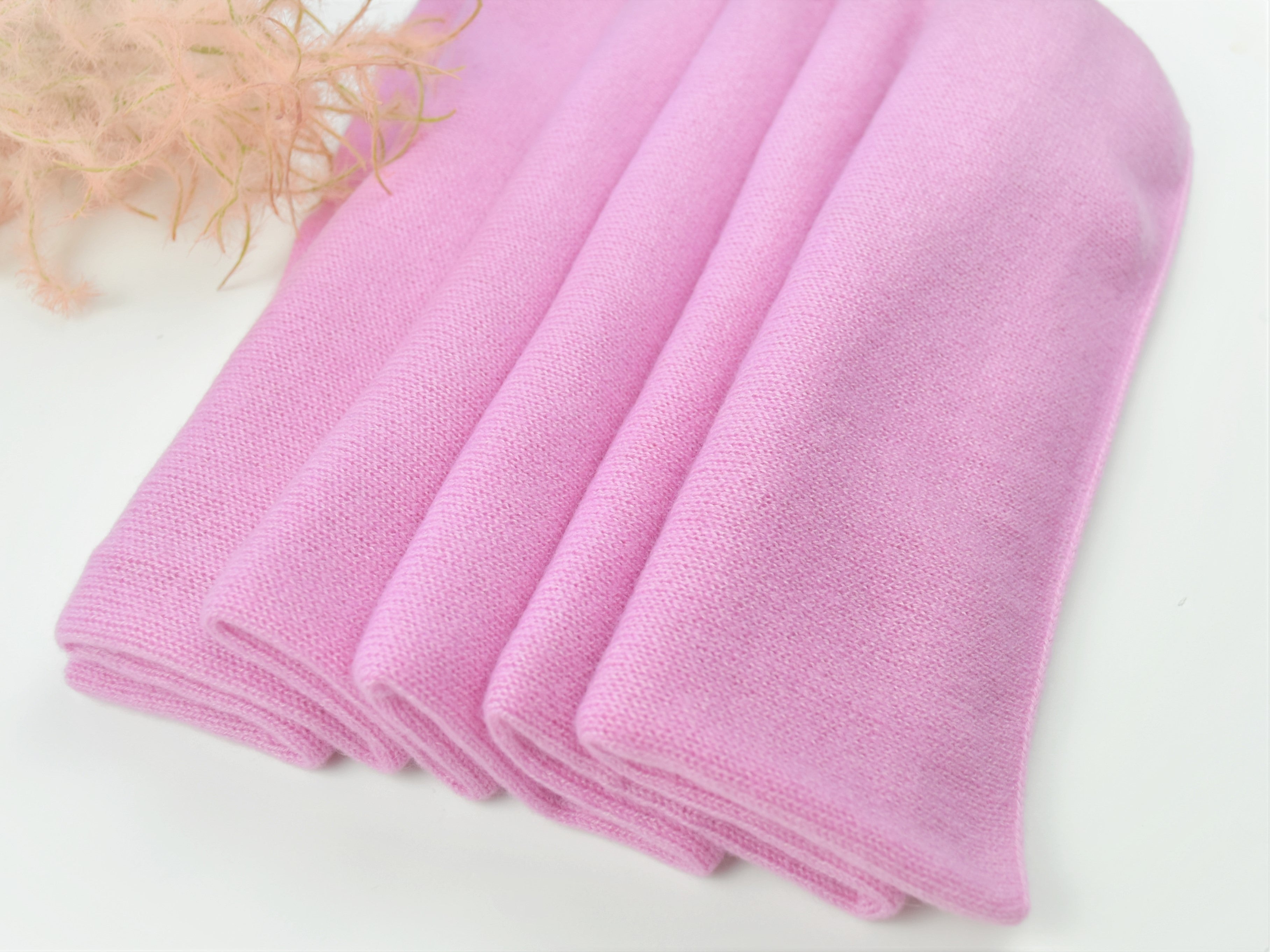 Dieses herrliche 3-teilige Set in der Farbe Rosie besteht aus - Schal - Haube - Handschuhen Optional kann ein passendes Stirnband bestellt werden. Material: 100% Cashmere, hoher Tragekomfort, wunderbar leicht und anschmiegsam Verarbeitung: Locker Gestrickt, die Abschlusskanten des Schals und der Handschuhe sind gestrickt und rollen sich dadurch nicht ein. Sowohl Haube, als auch Stirnband sind mit 2 Lagen verarbeitet. Wunderbar warm und kuschelig. Erhältlich bei der Dirndlmacherei Austria.