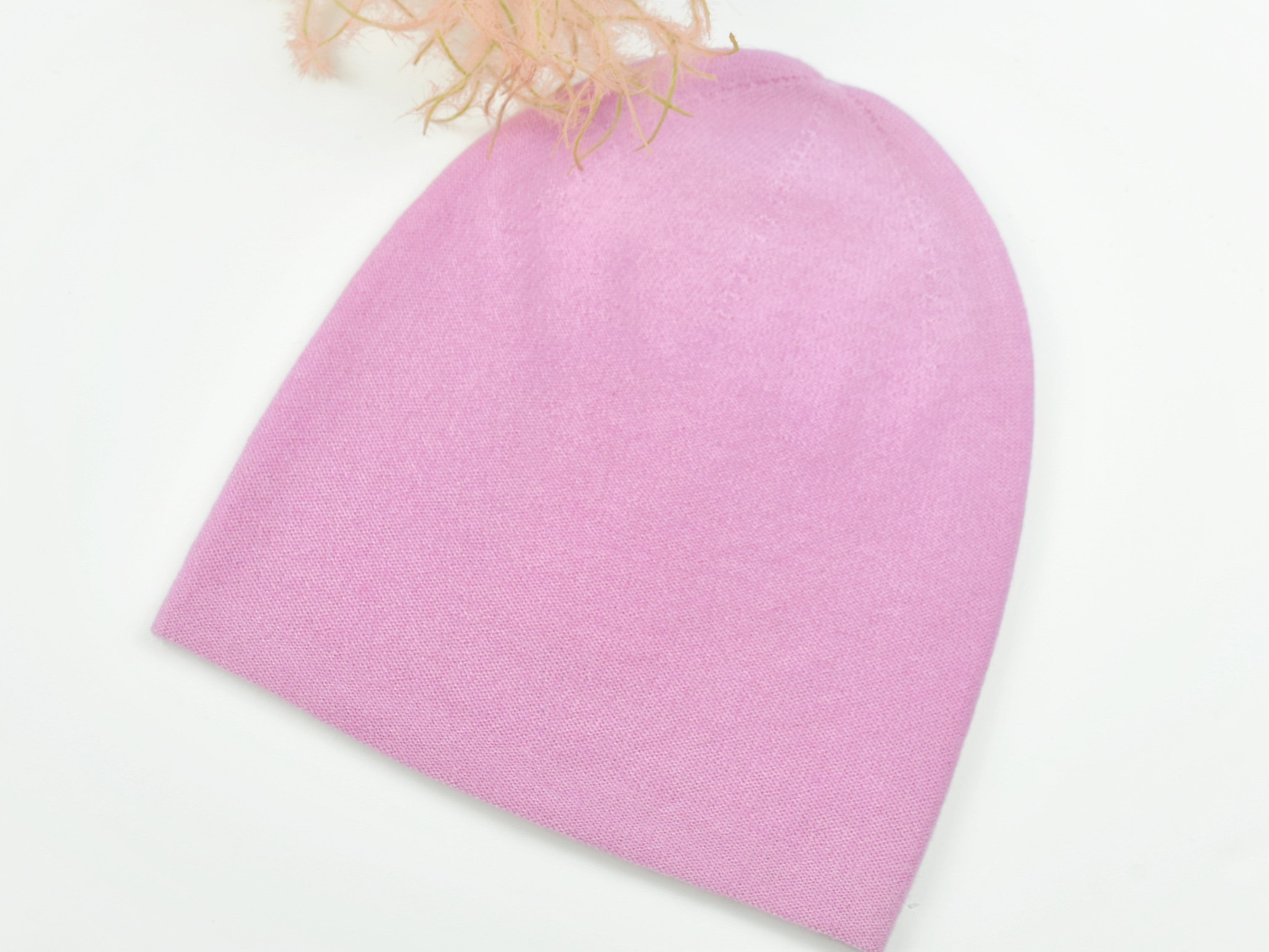 Dieses herrliche 3-teilige Set in der Farbe Rosie besteht aus - Schal - Haube - Handschuhen Optional kann ein passendes Stirnband bestellt werden. Material: 100% Cashmere, hoher Tragekomfort, wunderbar leicht und anschmiegsam Verarbeitung: Locker Gestrickt, die Abschlusskanten des Schals und der Handschuhe sind gestrickt und rollen sich dadurch nicht ein. Sowohl Haube, als auch Stirnband sind mit 2 Lagen verarbeitet. Wunderbar warm und kuschelig. Erhältlich bei der Dirndlmacherei Austria.