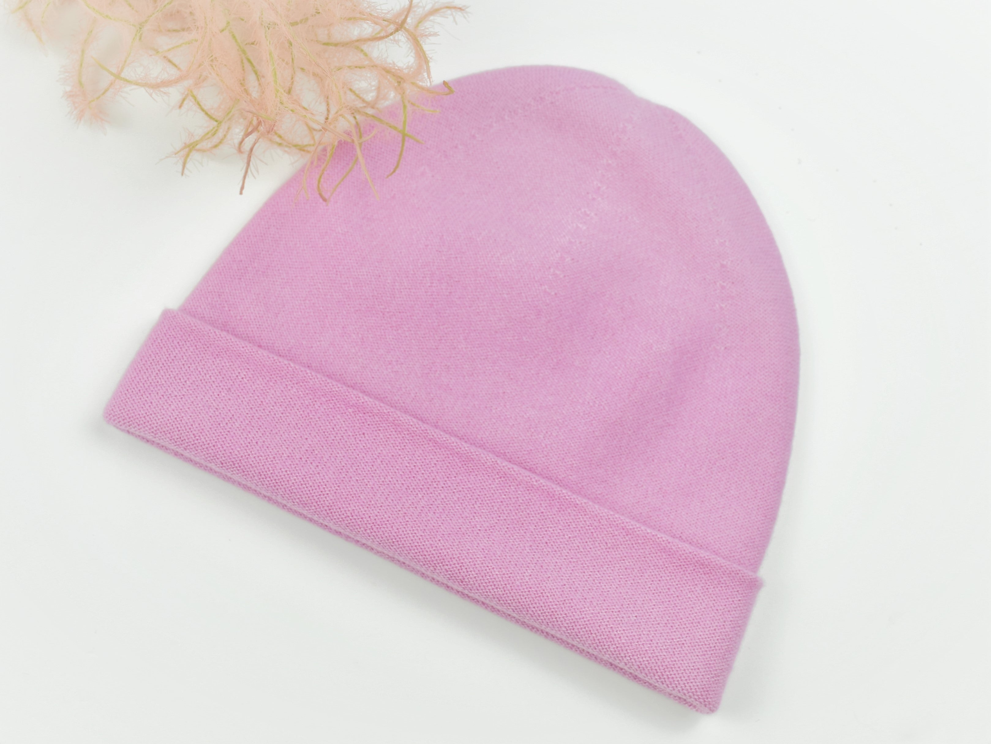 Dieses herrliche 3-teilige Set in der Farbe Rosie besteht aus - Schal - Haube - Handschuhen Optional kann ein passendes Stirnband bestellt werden. Material: 100% Cashmere, hoher Tragekomfort, wunderbar leicht und anschmiegsam Verarbeitung: Locker Gestrickt, die Abschlusskanten des Schals und der Handschuhe sind gestrickt und rollen sich dadurch nicht ein. Sowohl Haube, als auch Stirnband sind mit 2 Lagen verarbeitet. Wunderbar warm und kuschelig. Erhältlich bei der Dirndlmacherei Austria.