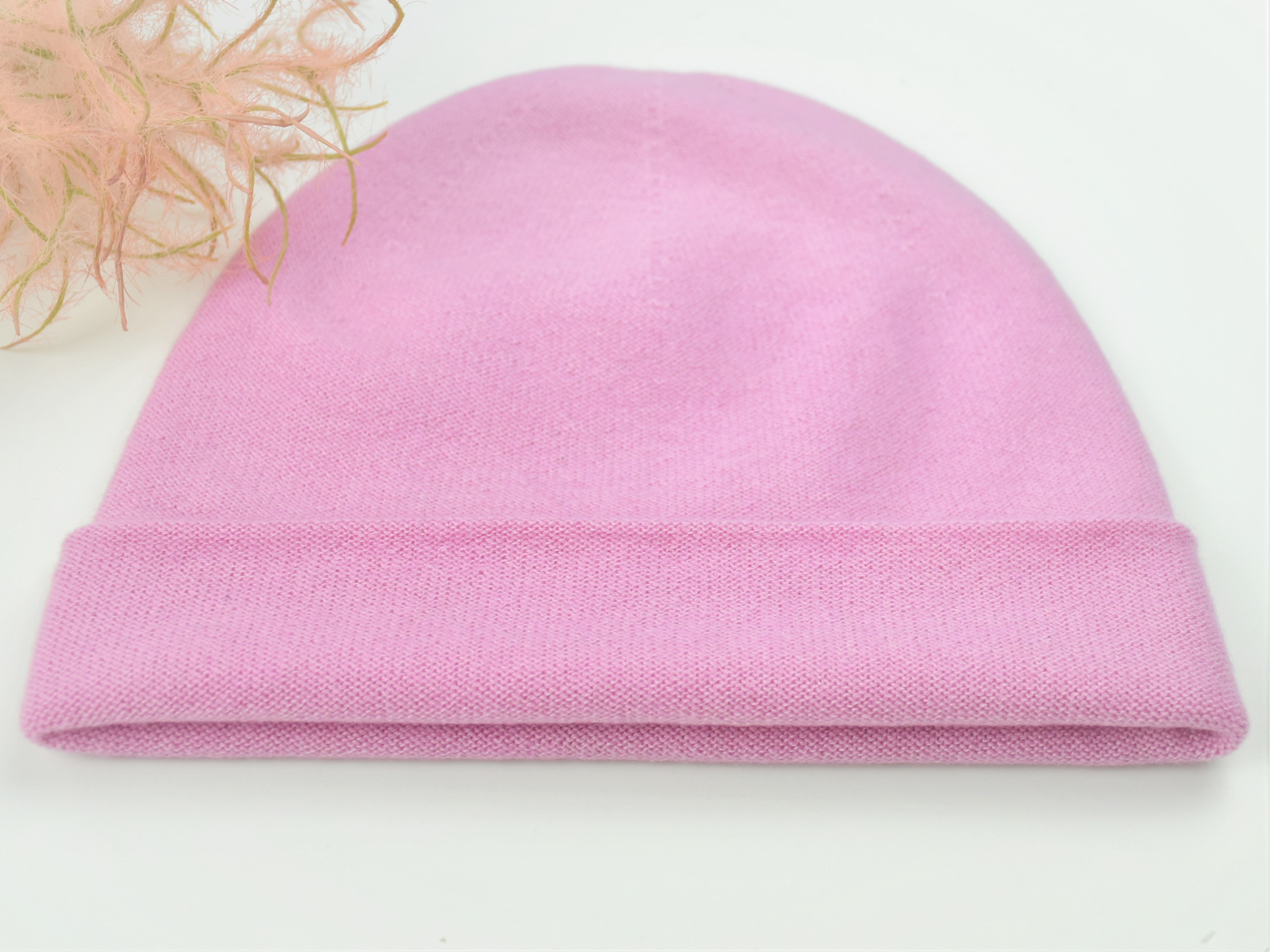 Dieses herrliche 3-teilige Set in der Farbe Rosie besteht aus - Schal - Haube - Handschuhen Optional kann ein passendes Stirnband bestellt werden. Material: 100% Cashmere, hoher Tragekomfort, wunderbar leicht und anschmiegsam Verarbeitung: Locker Gestrickt, die Abschlusskanten des Schals und der Handschuhe sind gestrickt und rollen sich dadurch nicht ein. Sowohl Haube, als auch Stirnband sind mit 2 Lagen verarbeitet. Wunderbar warm und kuschelig. Erhältlich bei der Dirndlmacherei Austria.