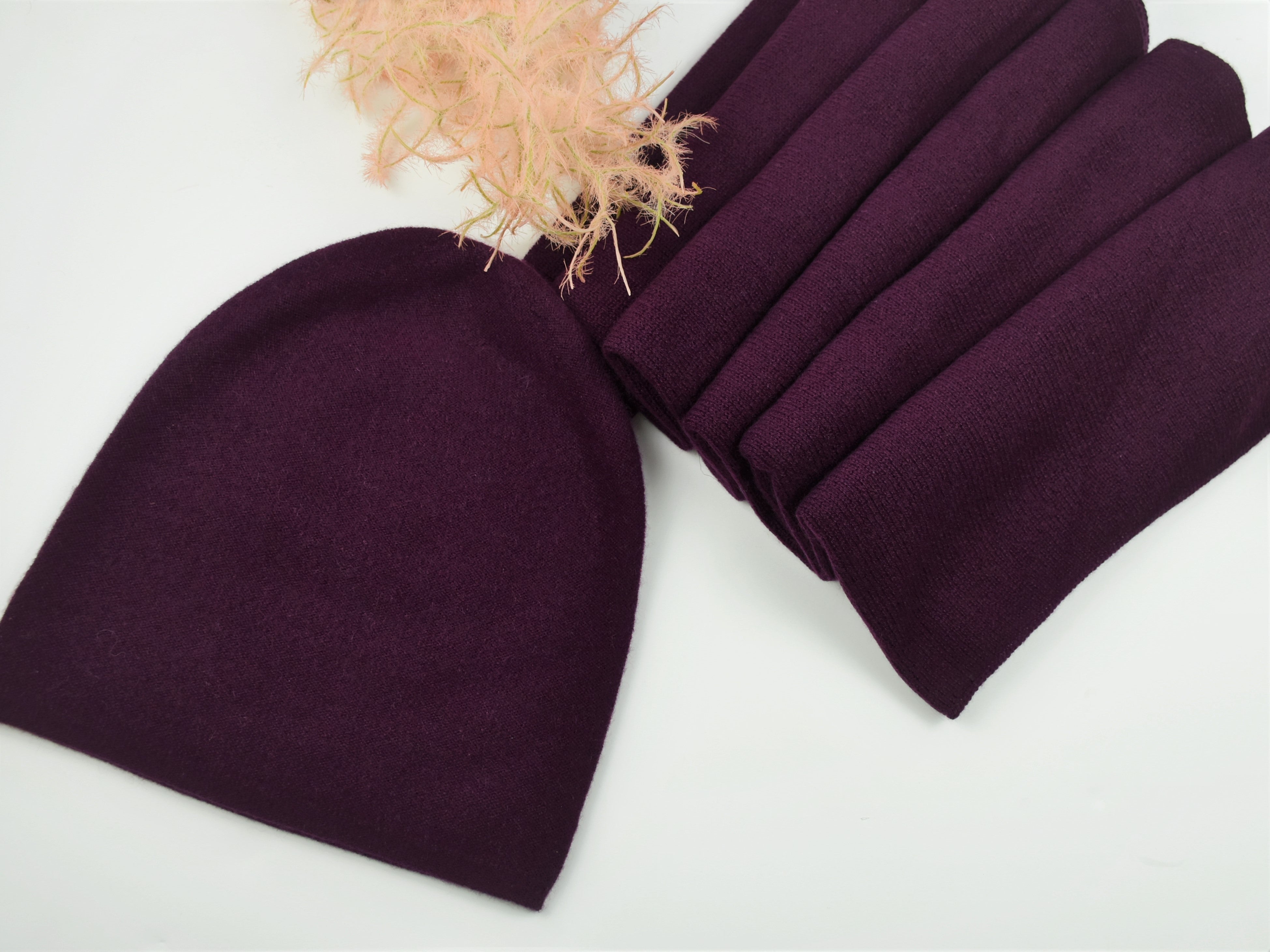 Dieses herrliche 2-teilige Set in der Farbe Wino besteht aus - Schal - Haube Material: 100% Cashmere, hoher Tragekomfort, wunderbar leicht und anschmiegsam Verarbeitung: Locker gestrickt, die Abschlusskanten des Schals und der Handschuhe sind gestrickt und rollen sich dadurch nicht ein. Die Haube ist mit 2 Lagen verarbeitet. Wunderbar warm und kuschelig. Erhältlich bei der Dirndlmacherei Austria.