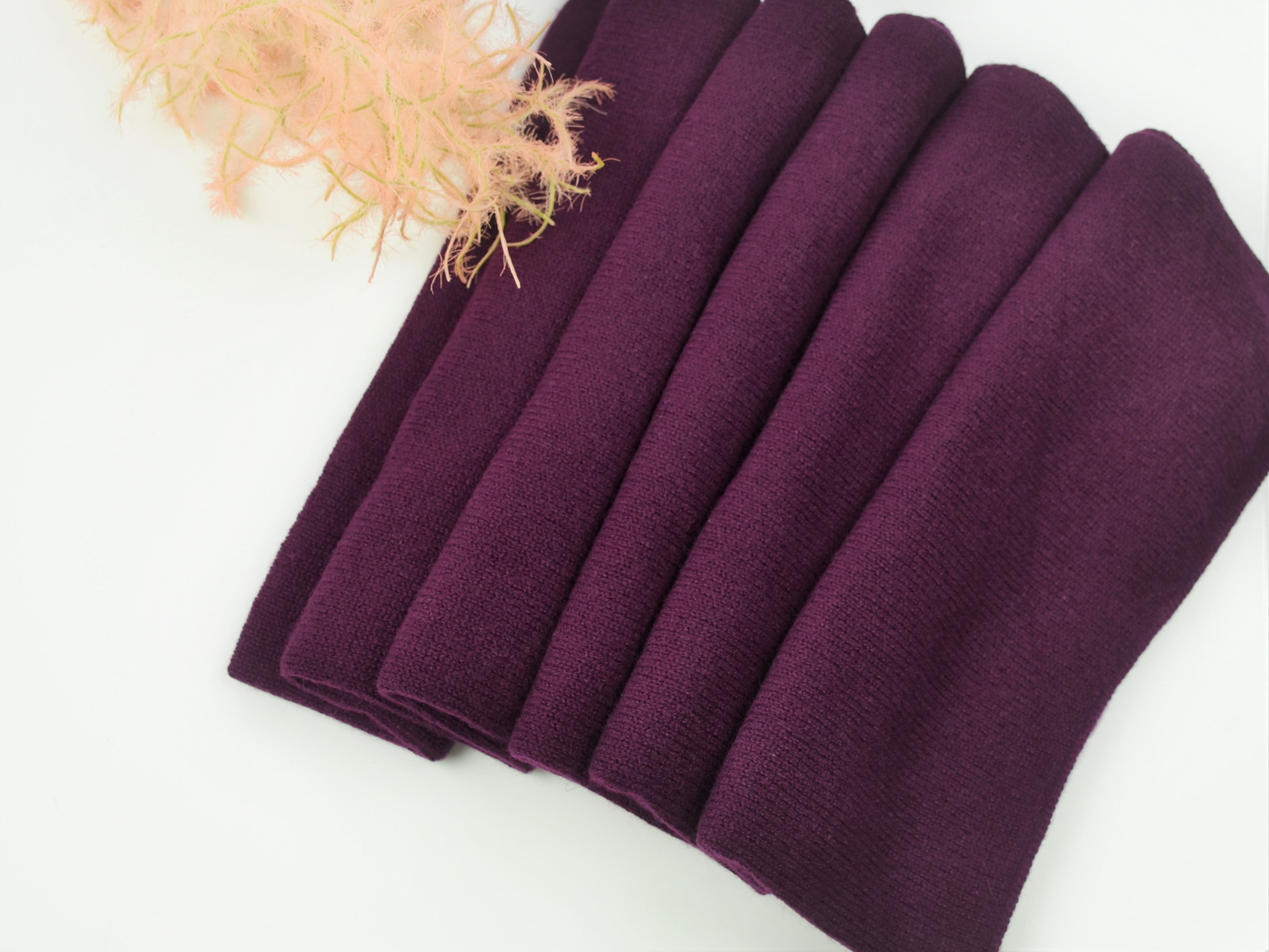 Dieses herrliche 2-teilige Set in der Farbe Wino besteht aus - Schal - Haube Material: 100% Cashmere, hoher Tragekomfort, wunderbar leicht und anschmiegsam Verarbeitung: Locker gestrickt, die Abschlusskanten des Schals und der Handschuhe sind gestrickt und rollen sich dadurch nicht ein. Die Haube ist mit 2 Lagen verarbeitet. Wunderbar warm und kuschelig. Erhältlich bei der Dirndlmacherei Austria.
