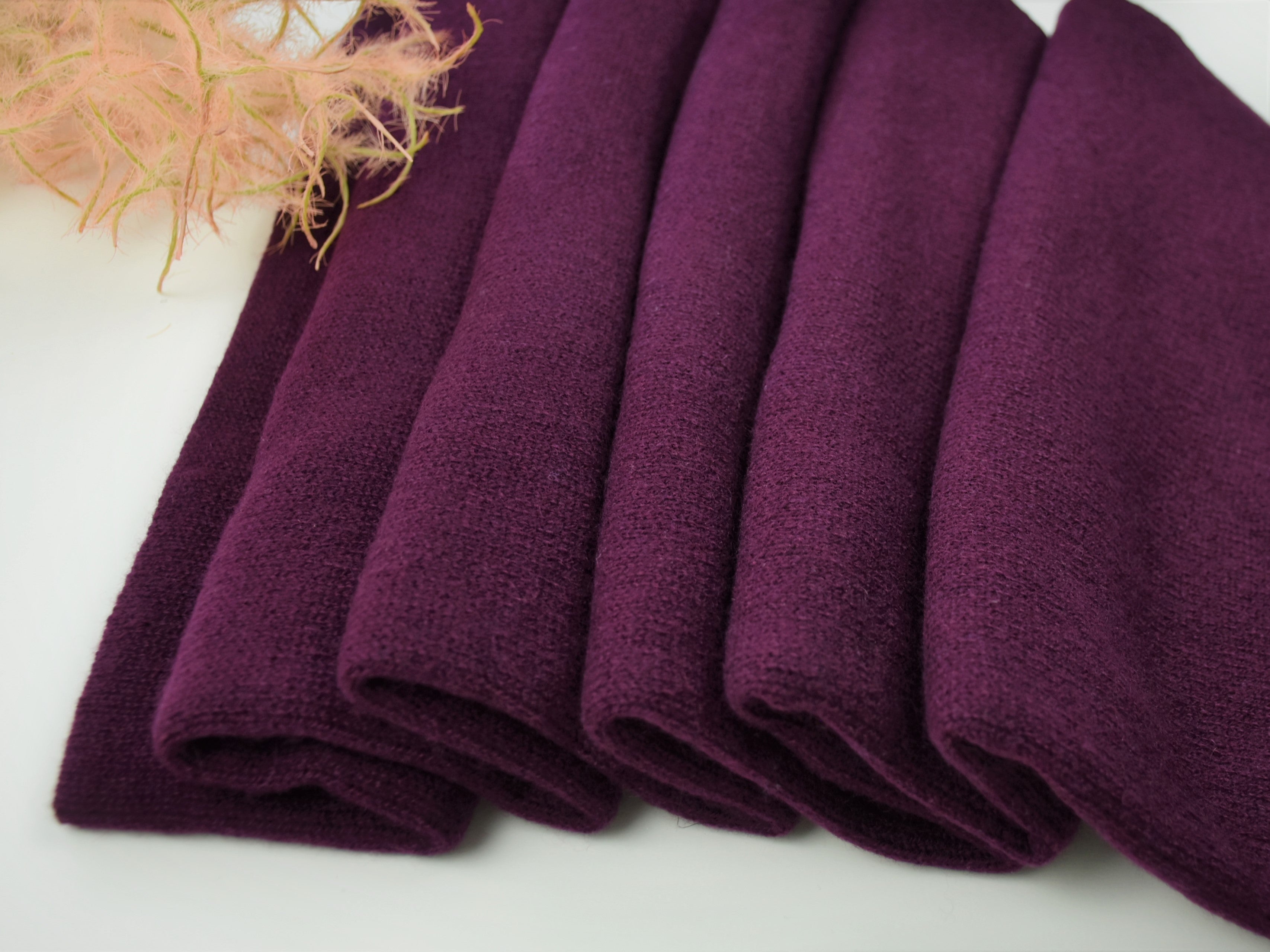 Dieses herrliche 2-teilige Set in der Farbe Wino besteht aus - Schal - Haube Material: 100% Cashmere, hoher Tragekomfort, wunderbar leicht und anschmiegsam Verarbeitung: Locker gestrickt, die Abschlusskanten des Schals und der Handschuhe sind gestrickt und rollen sich dadurch nicht ein. Die Haube ist mit 2 Lagen verarbeitet. Wunderbar warm und kuschelig. Erhältlich bei der Dirndlmacherei Austria.