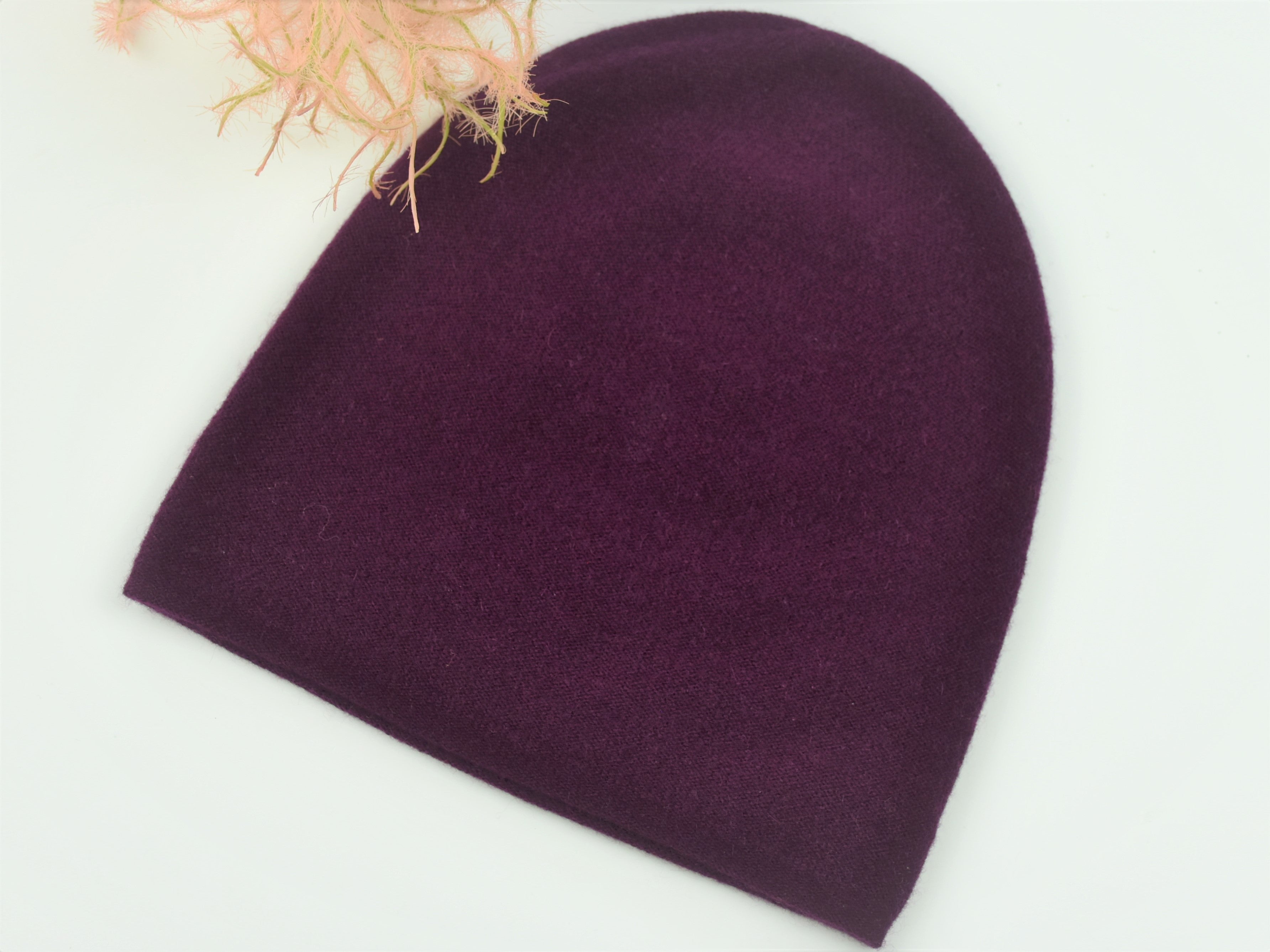 Dieses herrliche 2-teilige Set in der Farbe Wino besteht aus - Schal - Haube Material: 100% Cashmere, hoher Tragekomfort, wunderbar leicht und anschmiegsam Verarbeitung: Locker gestrickt, die Abschlusskanten des Schals und der Handschuhe sind gestrickt und rollen sich dadurch nicht ein. Die Haube ist mit 2 Lagen verarbeitet. Wunderbar warm und kuschelig. Erhältlich bei der Dirndlmacherei Austria.