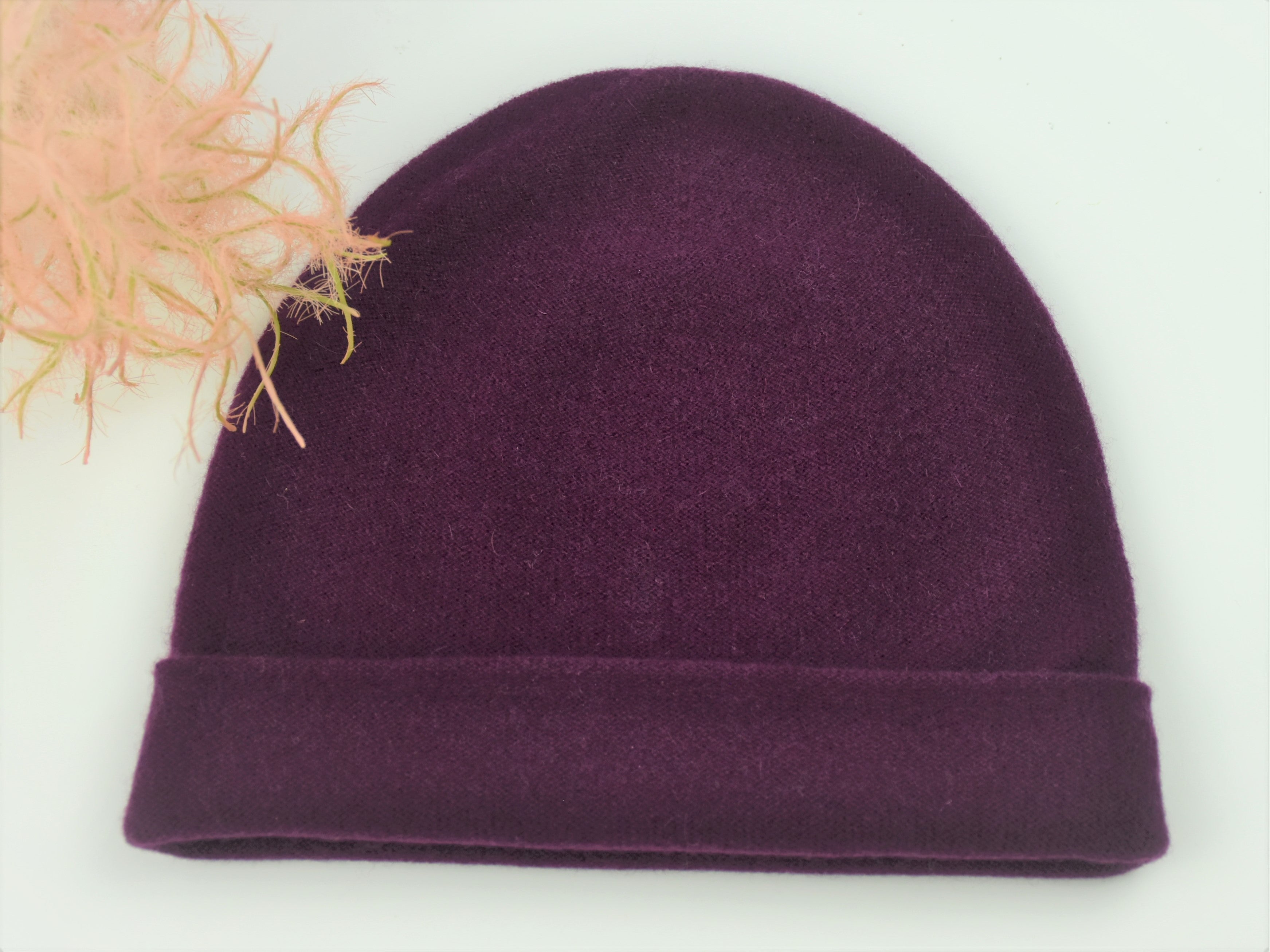 Dieses herrliche 2-teilige Set in der Farbe Wino besteht aus - Schal - Haube Material: 100% Cashmere, hoher Tragekomfort, wunderbar leicht und anschmiegsam Verarbeitung: Locker gestrickt, die Abschlusskanten des Schals und der Handschuhe sind gestrickt und rollen sich dadurch nicht ein. Die Haube ist mit 2 Lagen verarbeitet. Wunderbar warm und kuschelig. Erhältlich bei der Dirndlmacherei Austria.