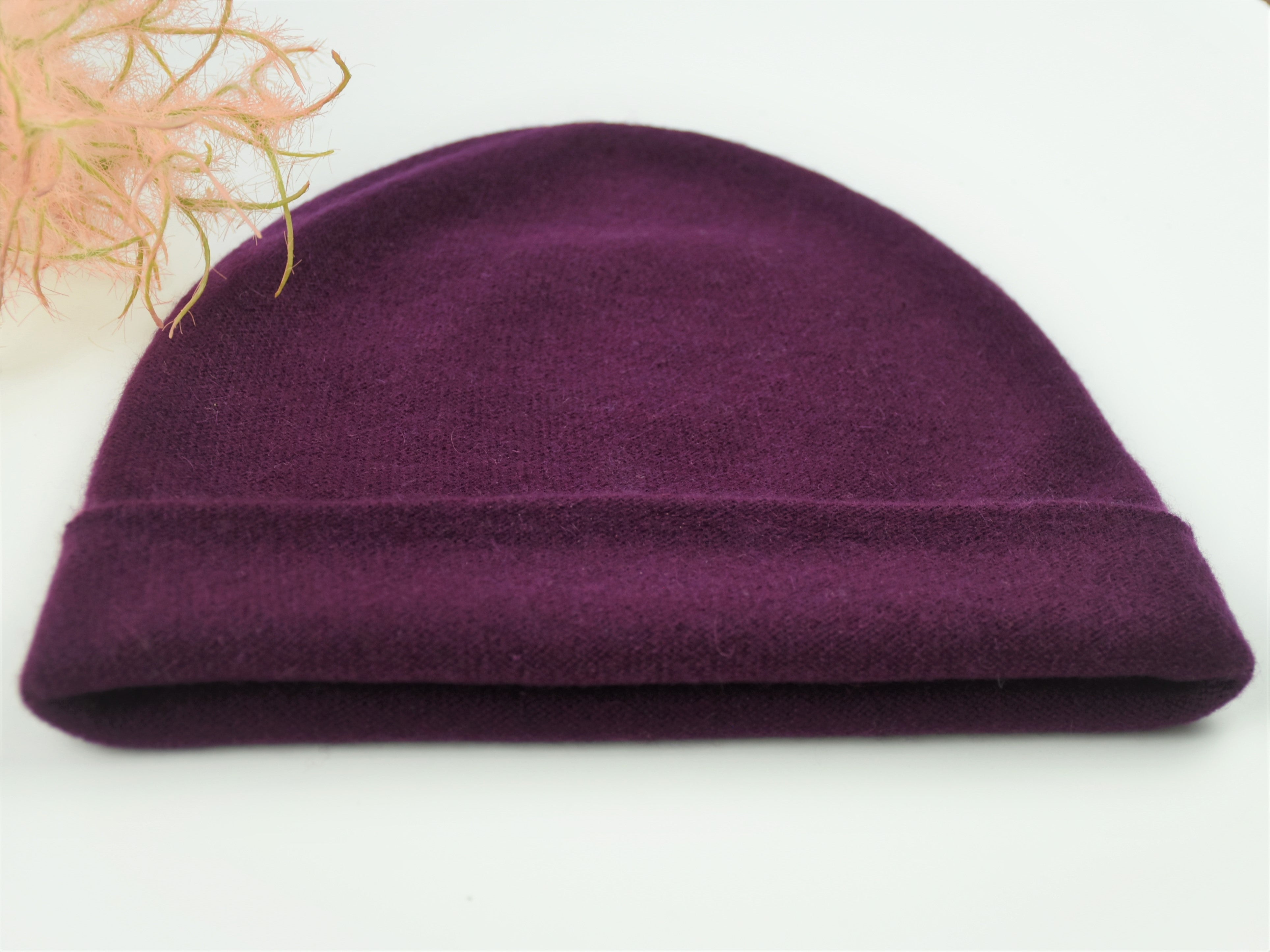 Dieses herrliche 2-teilige Set in der Farbe Wino besteht aus - Schal - Haube Material: 100% Cashmere, hoher Tragekomfort, wunderbar leicht und anschmiegsam Verarbeitung: Locker gestrickt, die Abschlusskanten des Schals und der Handschuhe sind gestrickt und rollen sich dadurch nicht ein. Die Haube ist mit 2 Lagen verarbeitet. Wunderbar warm und kuschelig. Erhältlich bei der Dirndlmacherei Austria.