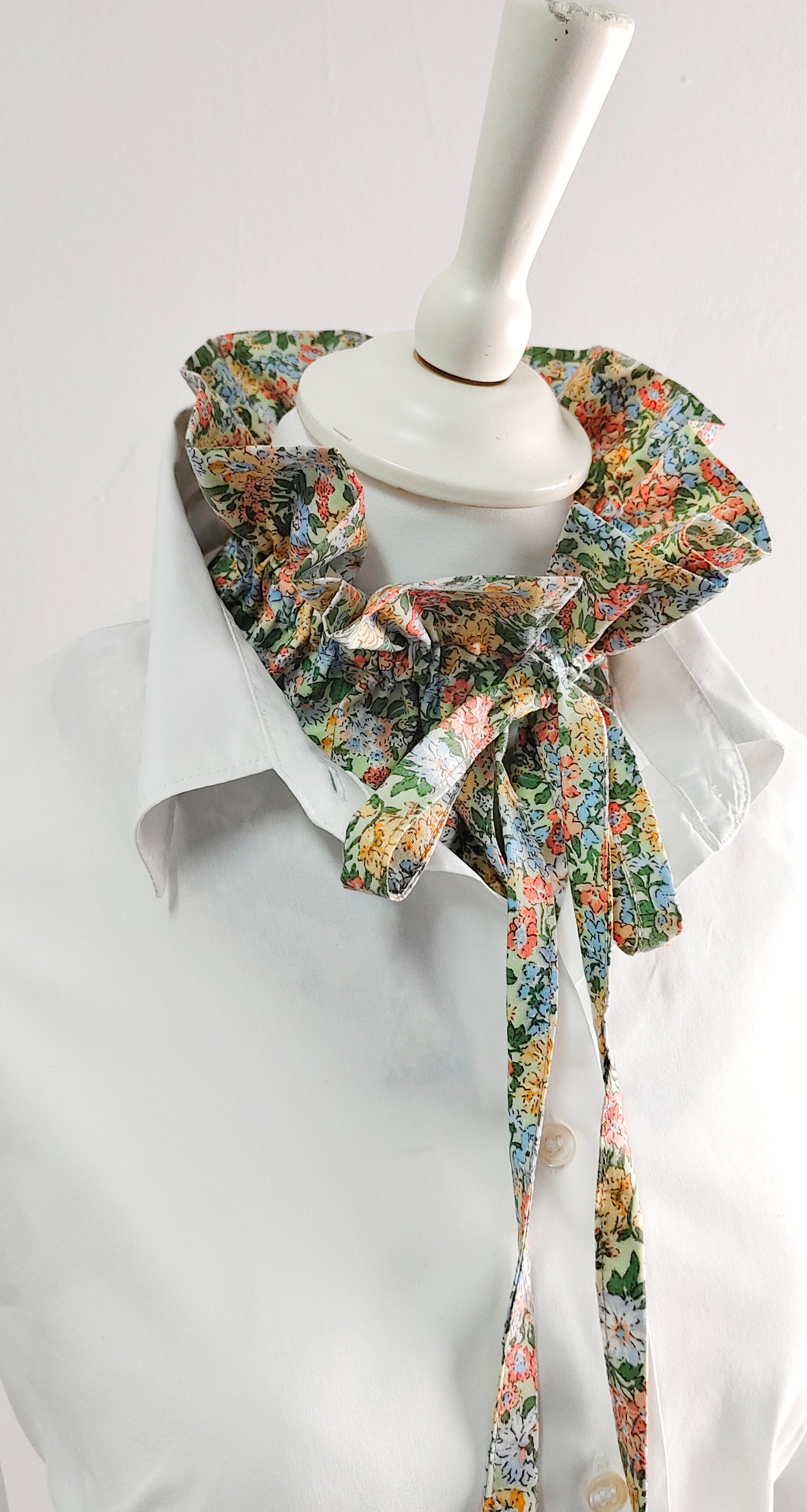 Funnelneck - gerüschter Jabotkragen "JAIMY"