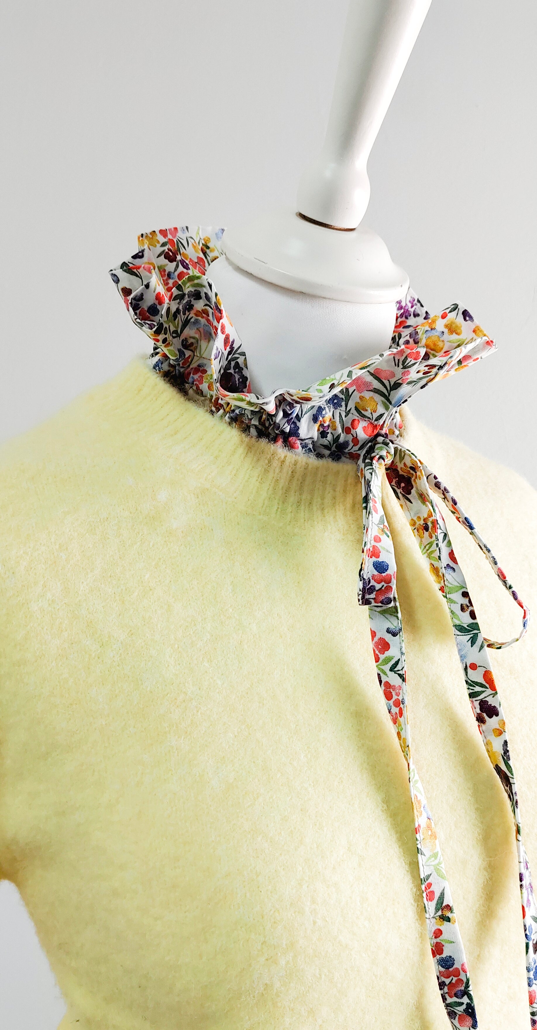 Funnelneck - gerüschter Jabotkragen "JAIMY"