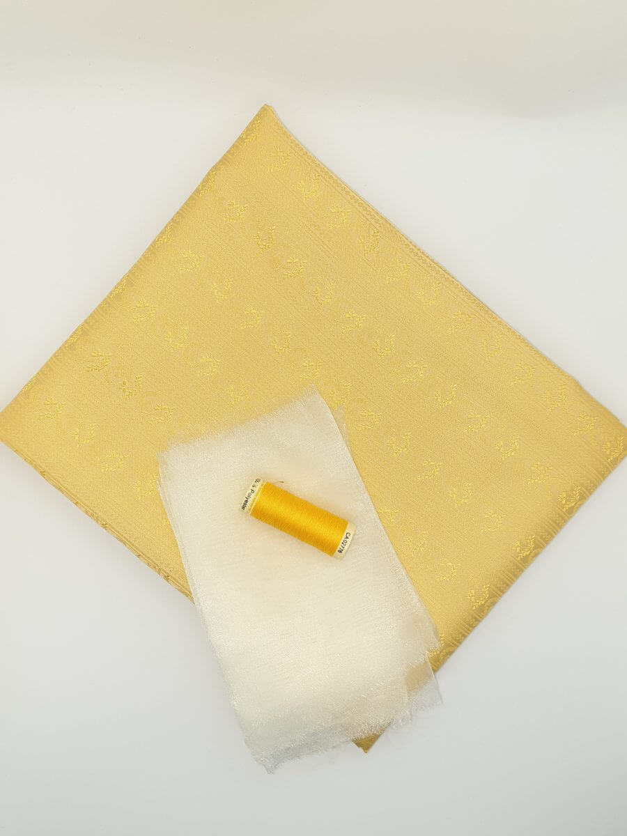 Original Schürzenstoff der Klosterneuburger Tracht aus goldgelber Seide
