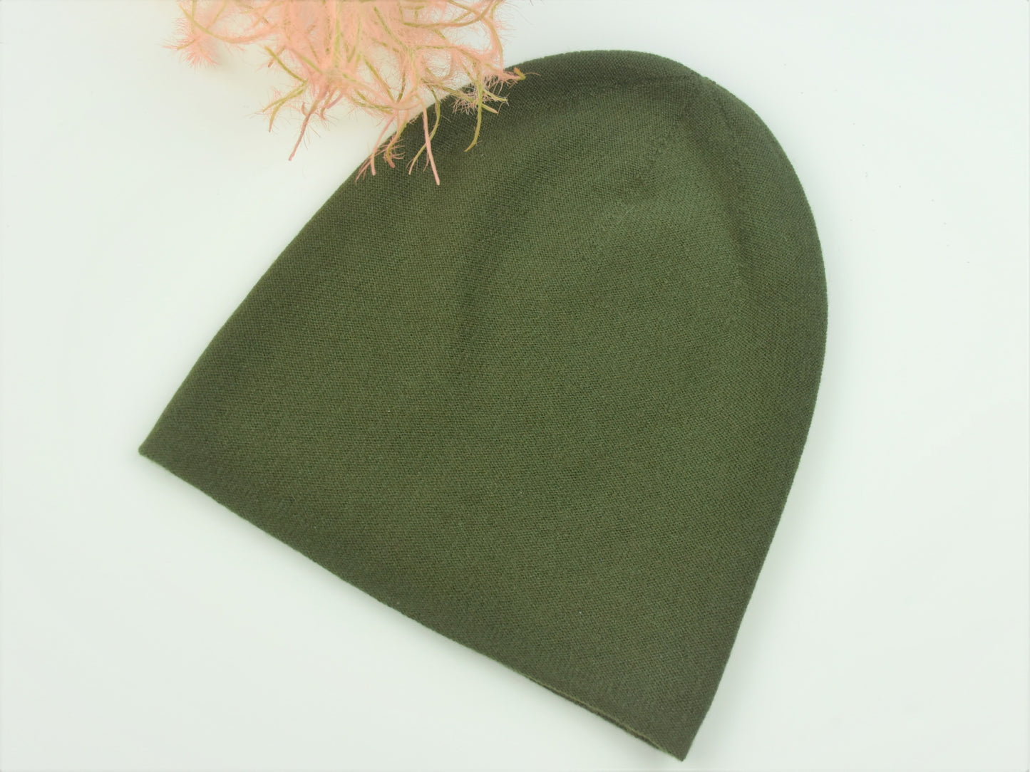 Dieses herrliche 2-teilige Set in der Farbe Jägergrün besteht aus  - Schal - Haube Material: 100% Cashmere, hoher Tragekomfort, wunderbar leicht und anschmiegsam Verarbeitung: Locker gestrickt, die Abschlusskanten des Schals und der Handschuhe sind gestrickt und rollen sich dadurch nicht ein. Die Haube ist mit 2 Lagen verarbeitet. Wunderbar warm und kuschelig. Erhältlich bei der Dirndlmacherei Austria.